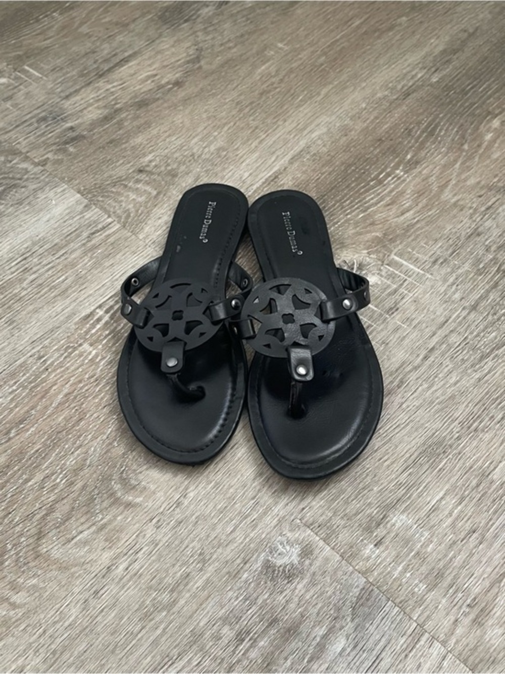 Pierre Dumas Black Thong Sandals Women’s Size 9 Cutout Medallion Flat